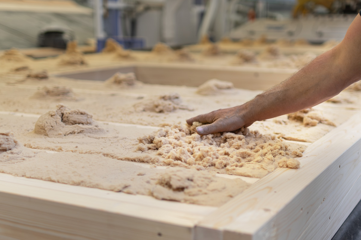Hier wird gerade eine Wand mit Holzfaserdämmung gedämmt.