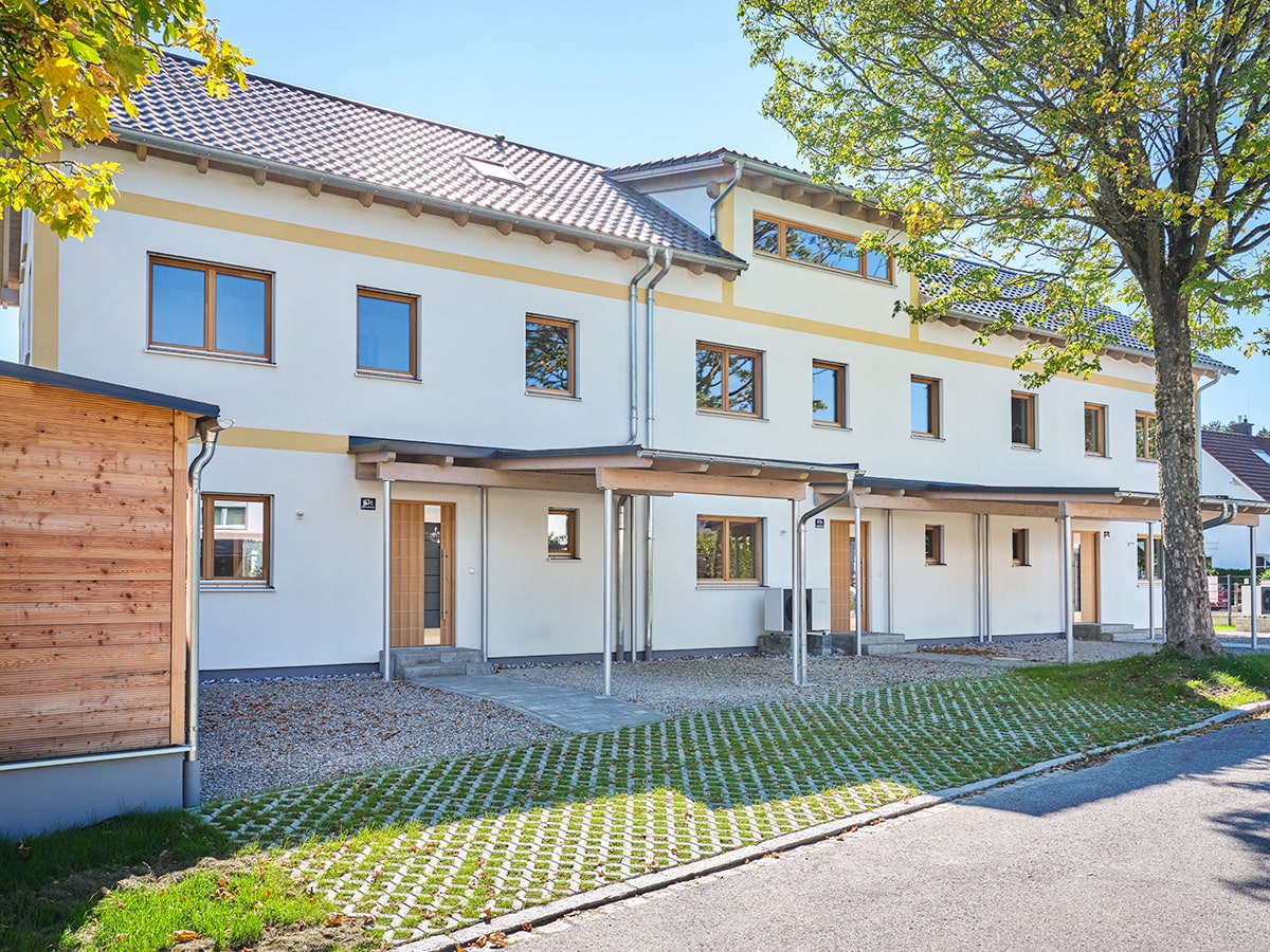 /files/dateien/Baugebiete-Immobilien/Reihenhaus-Mehrfamilienhaus_Muenchen-Geltendorf/reihenhaus-massivholz-merhfamilienhaus-holzhaus-landsberg-am-lech-nahe-muenchen-aussenfassade.jpg
