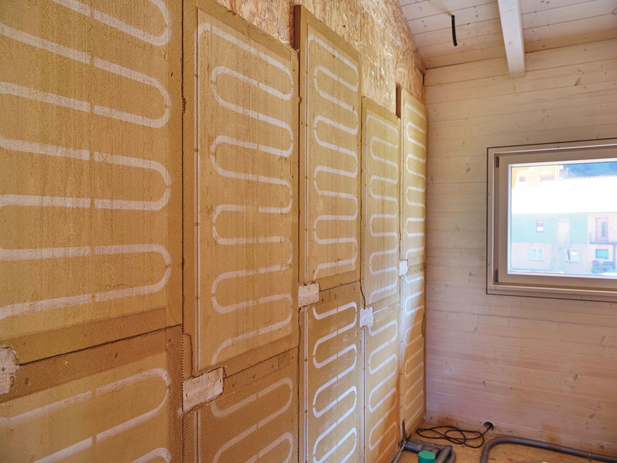 Ausbauhaus mit innovativer Wandheizung mit Lehmputzplatten