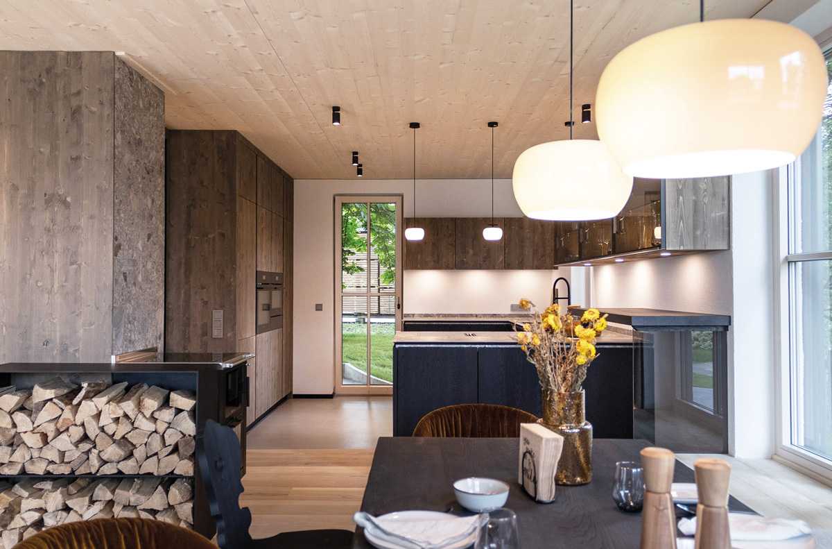 /files/dateien/H%C3%A4user/Baustile/Landhaus/holzhaus-im-landhausstil-einrichten-kueche.jpg