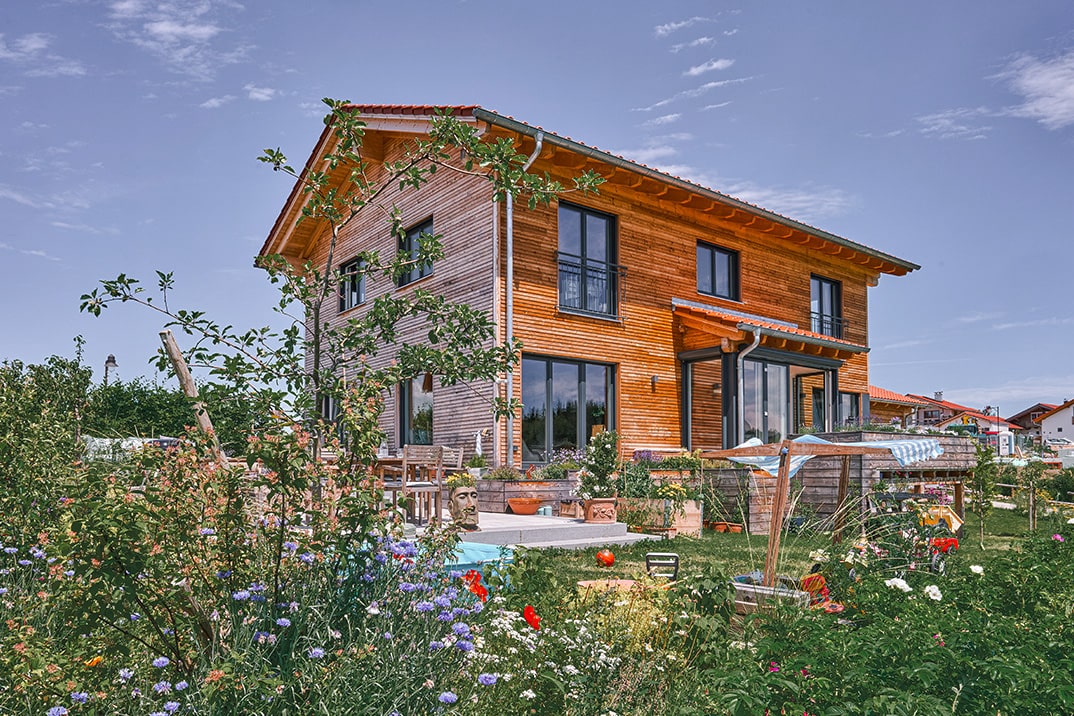 Massivholzhaus Landhaus mit großem natürlichen Garten und Steinterrasse in Bayern