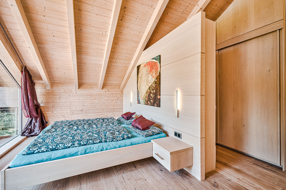 /files/dateien/H%C3%A4user/Baustile/Oekohaus/Oekohaus-Schlafzimmer-Holzhaus.jpg