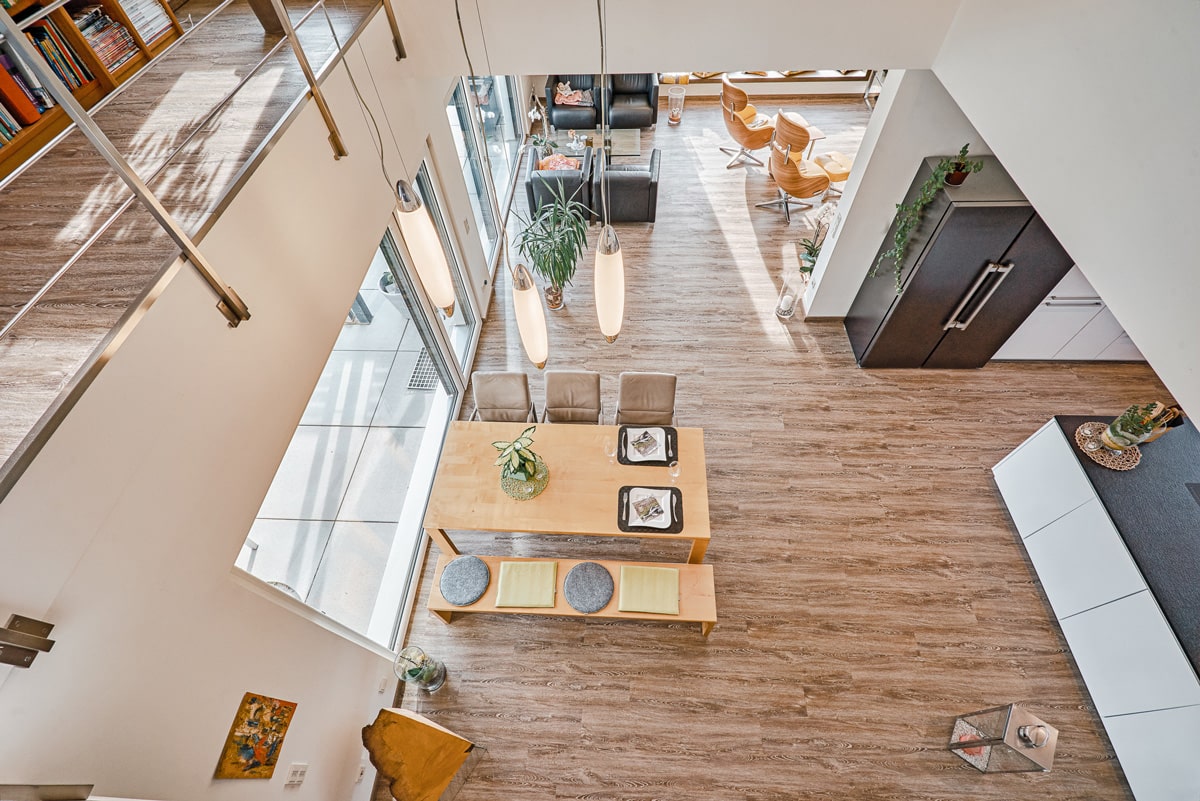 /files/dateien/H%C3%A4user/Baustile/modernes-holzhaus/moderner-wohn-essbereich-mit-galerie-holzhaus.jpg