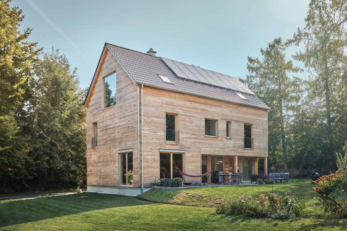 Modernes Holzhaus mit Satteldach ohne Dachüberstand und Fassade in Lärchenholz natur