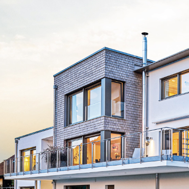 Moderne Sonnleitner Holzfassade mit Holzschindeln