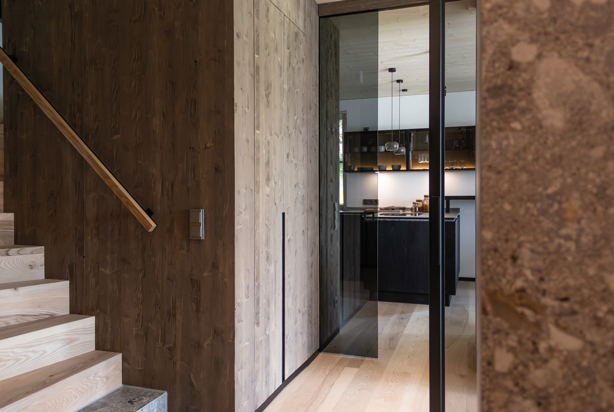 /files/dateien/H%C3%A4user/Interior%20Design/Innenausbau-Spezialoesungen/Schiebetuer-Glas-Diele-Kueche_2000.jpg