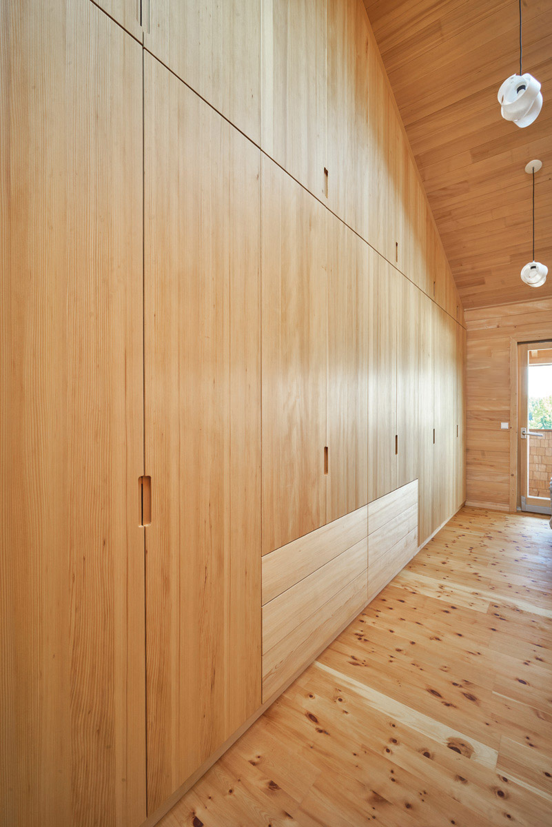 /files/dateien/H%C3%A4user/Interior%20Design/Innenausbau-Spezialoesungen/Schrankwand-Dachschraege-Massivholz.jpg