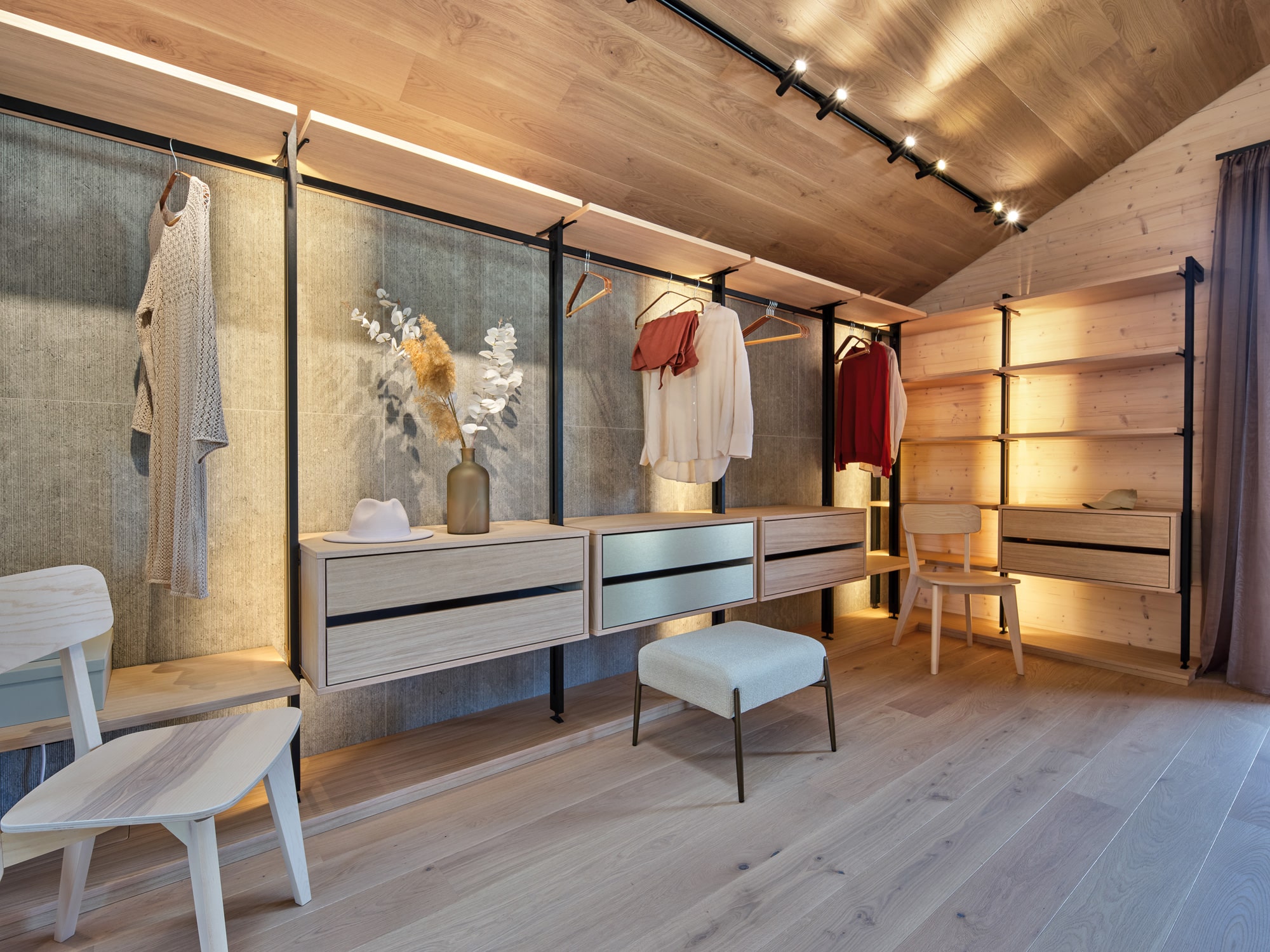 /files/dateien/H%C3%A4user/Interior%20Design/Schlafzimmer%20%26%20Ankleide/Begehbarer-Kleiderschrank_Massivholz.jpg