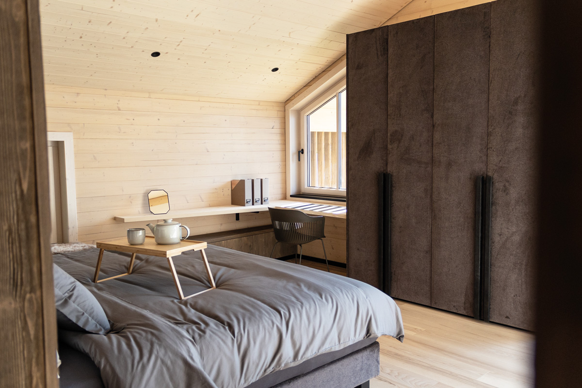 /files/dateien/H%C3%A4user/Interior%20Design/Schlafzimmer%20%26%20Ankleide/Kleiderschrank-Stoff-bezogen-Holzhaus.jpg