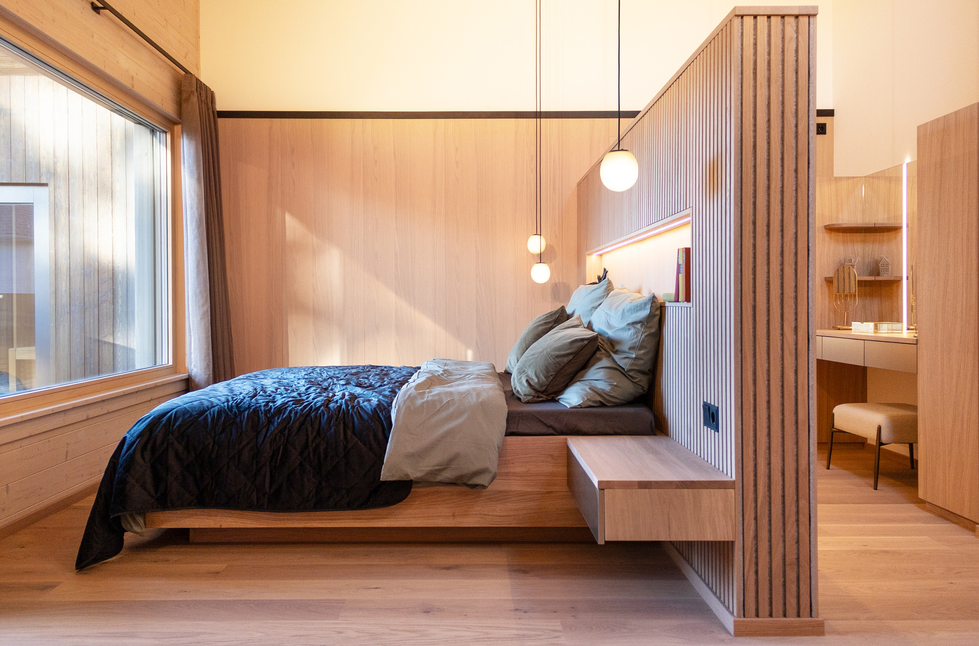 /files/dateien/H%C3%A4user/Interior%20Design/Schlafzimmer%20%26%20Ankleide/Modernes-Schlafzimmer%20Holz_2000.jpg