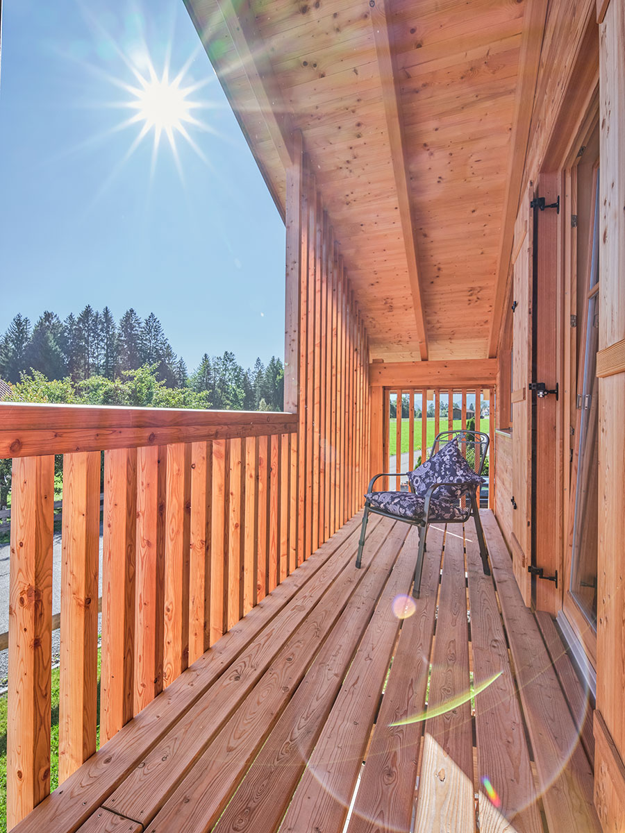 /files/dateien/H%C3%A4user/Konzept%20Pur/Holzhaus-Konzept-Pur_Landhaus_Balkon_54-min.jpg