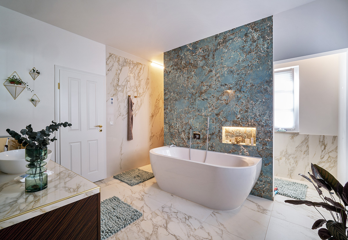 /files/dateien/H%C3%A4user/Kundenh%C3%A4user/Aigner/moderne-stadtvilla-aigner-elternbad-luxusbad-freistehende-badewanne.jpg