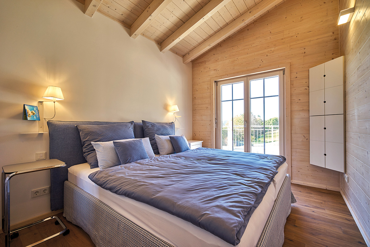 /files/dateien/H%C3%A4user/Kundenh%C3%A4user/Alb%20Appartement/oekologische-ferienwohnung-schlafzimmer-schlafraum-sichtbalkendecke-alb-appartments.jpg