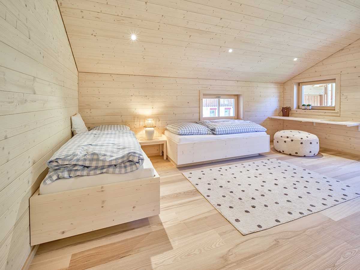 /files/dateien/H%C3%A4user/Kundenh%C3%A4user/Allgaeu/Massivholzhaus-Allgaeu_Kinderzimmer-Gaestezimmer_45-min.jpg