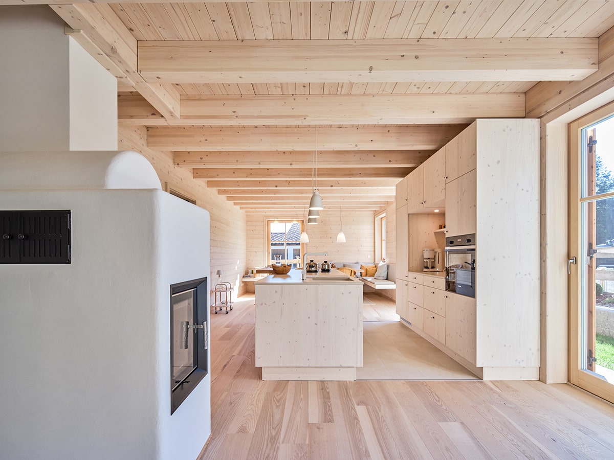 /files/dateien/H%C3%A4user/Kundenh%C3%A4user/Allgaeu/Massivholzhaus-Allgaeu_Kueche-Fichte-massiv-offen-kuecheninsel_27-min.jpg