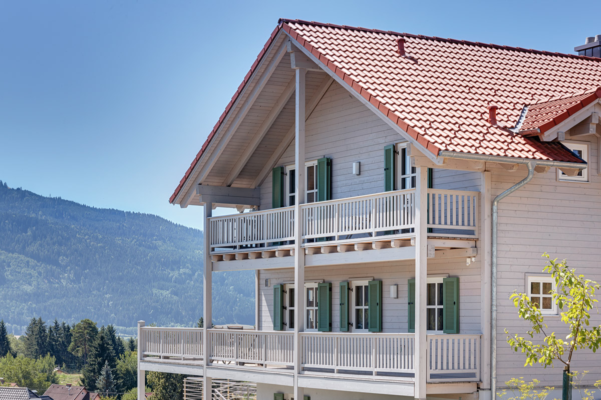 Klassische Fassade eines Holzhauses in hellem Holz