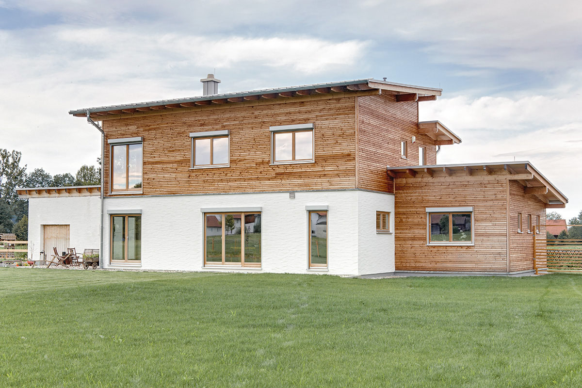 /files/dateien/H%C3%A4user/Kundenh%C3%A4user/Attersee/modernes-holzhaus-attersee-einfamilienhaus-mit-arztpraxis-terrassenseite-garten.jpg