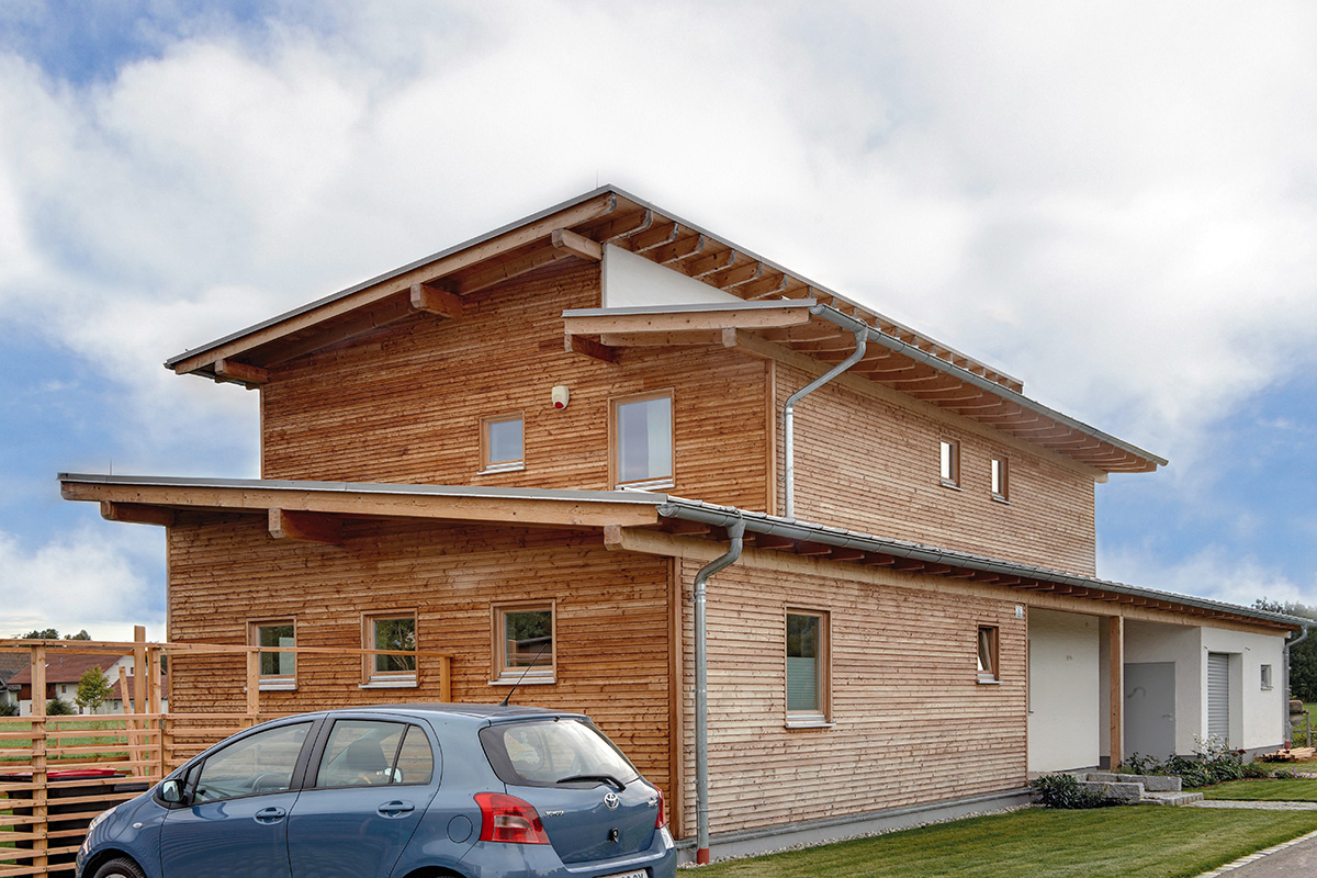 /files/dateien/H%C3%A4user/Kundenh%C3%A4user/Attersee/modernes-holzhaus-attersee-mit-anbau-arztpraxis.jpg