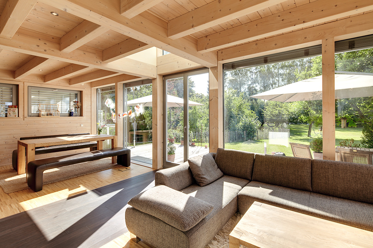/files/dateien/H%C3%A4user/Kundenh%C3%A4user/Augsburg/modernes-holzhaus-augsburg-wohnraum-wohnzimmer-esszimmer-aussicht-terrasse.jpg