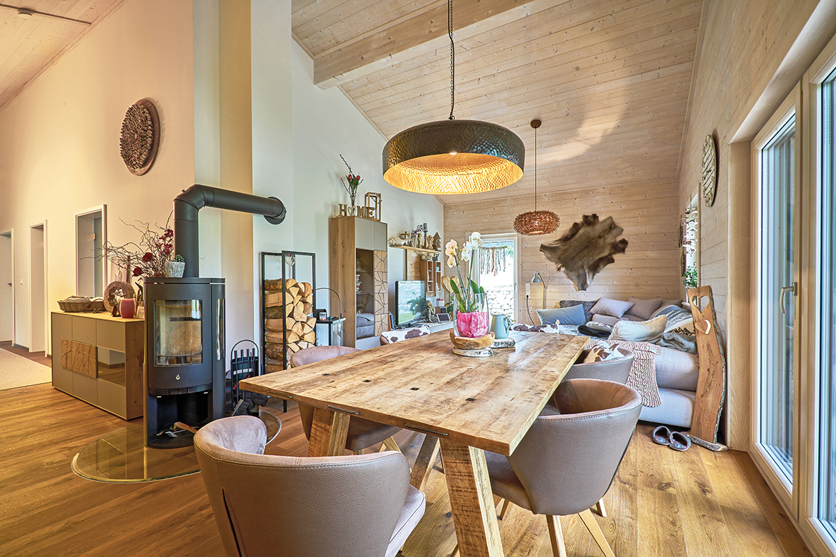 /files/dateien/H%C3%A4user/Kundenh%C3%A4user/Bauer/holzbungalow-rechteckig-bauer-esszimmer-wohnraum-kaminofen.jpg