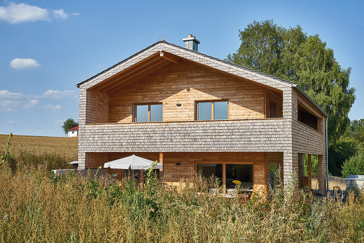 /files/dateien/H%C3%A4user/Kundenh%C3%A4user/Brunner/holzhaus-mit-holzschindeln-fassade-brunner-balkon-und-terrassenbereich.jpg