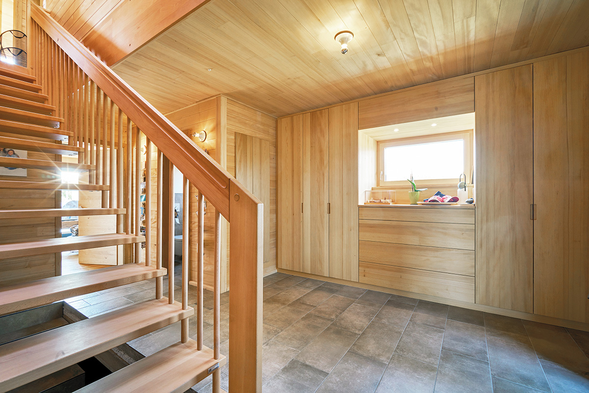 /files/dateien/H%C3%A4user/Kundenh%C3%A4user/Brunner/holzhaus-mit-holzschindeln-fassade-brunner-gang-flur-diele-garderobe.jpg