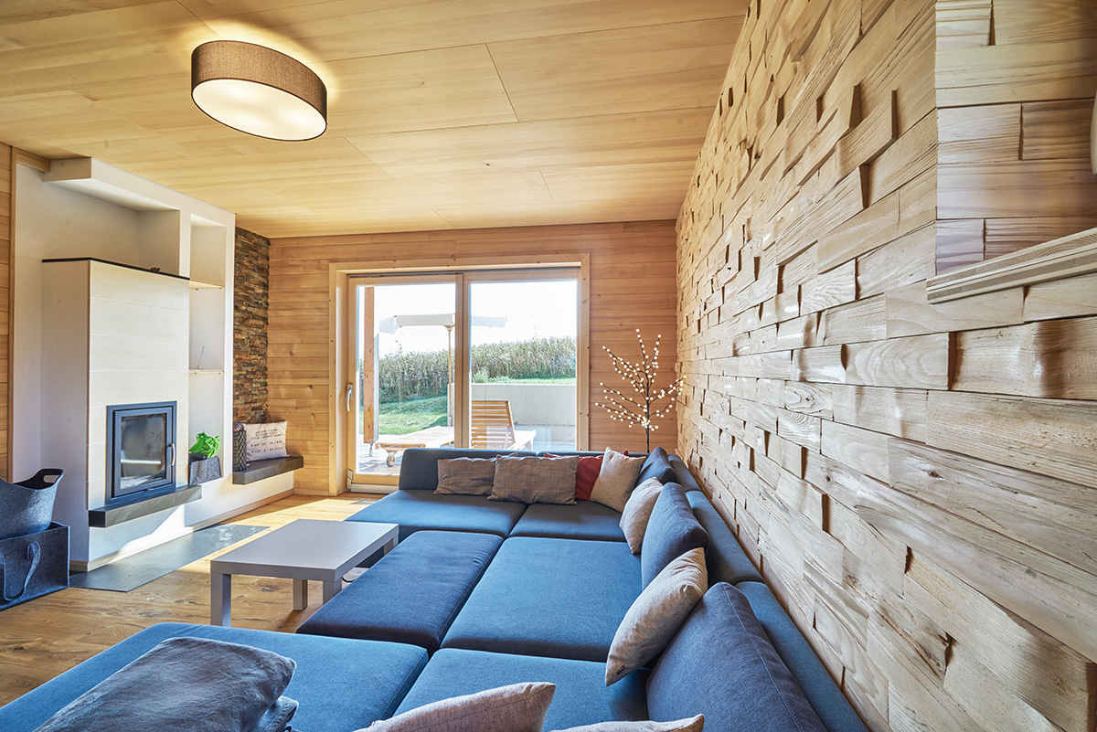 /files/dateien/H%C3%A4user/Kundenh%C3%A4user/Brunner/holzhaus-mit-holzschindeln-fassade-brunner-wohnzimmer.jpg