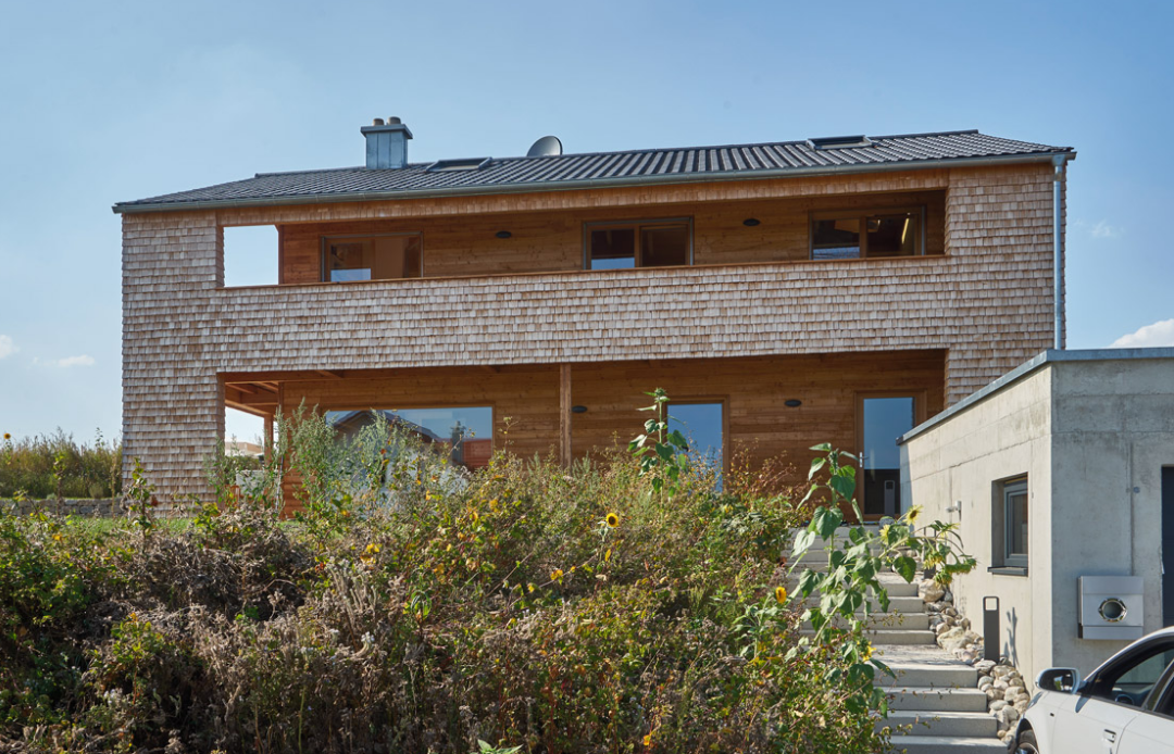 /files/dateien/H%C3%A4user/Kundenh%C3%A4user/Brunner/kundenhaus-brunner-holzschindel.png
