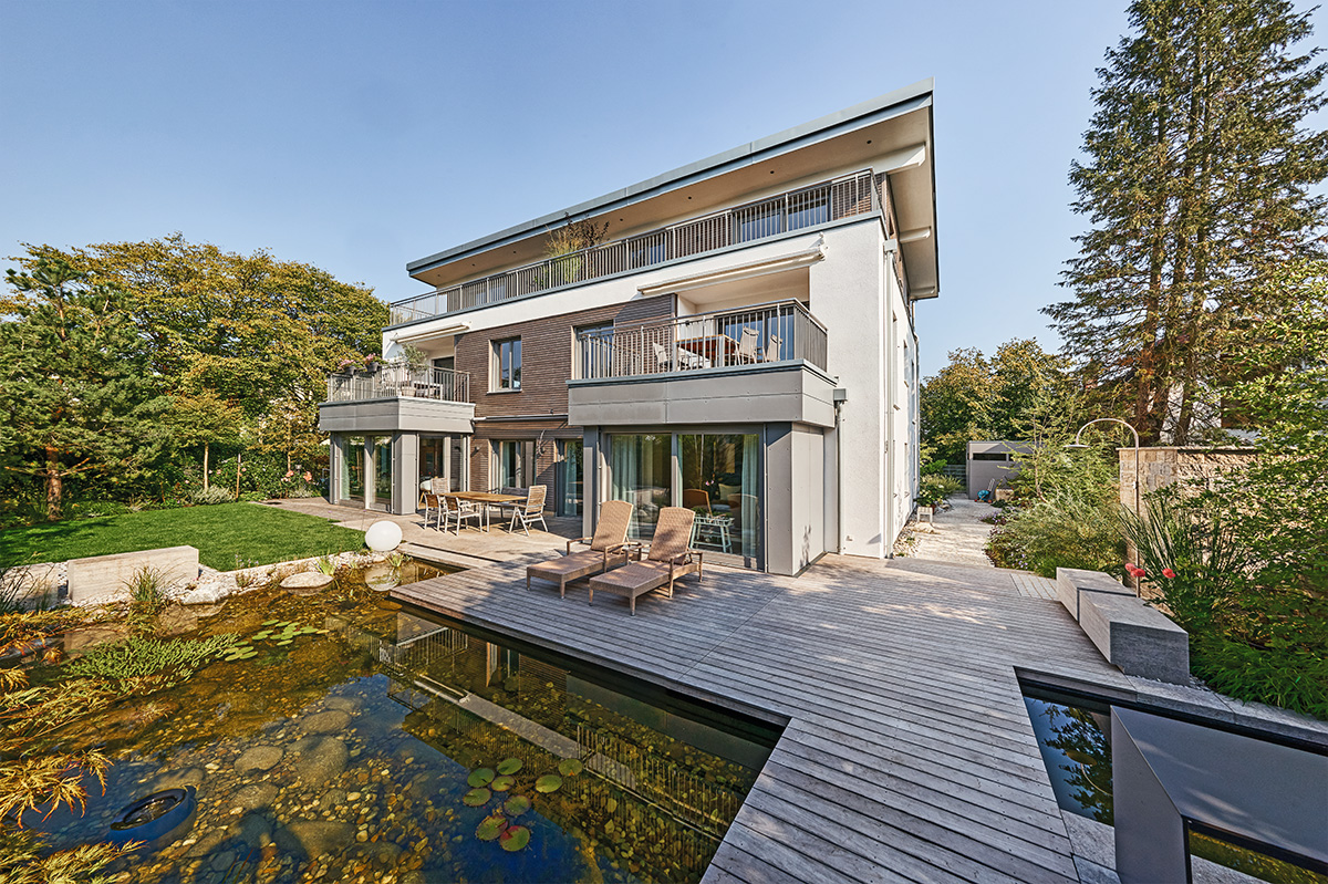 /files/dateien/H%C3%A4user/Kundenh%C3%A4user/Brunnthal/mehrfamilienhaus-brunnthal-wohnungsbau-dreifamilienhaus-terrassen-garten-teich-holzterrasse.jpg