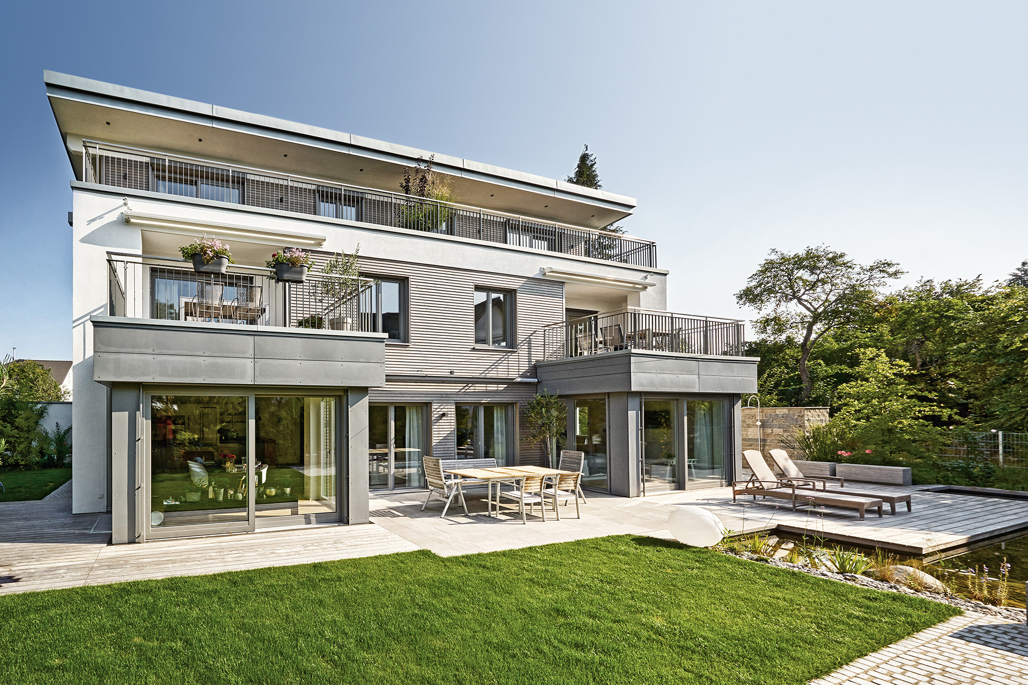 /files/dateien/H%C3%A4user/Kundenh%C3%A4user/Brunnthal/mehrfamilienhaus-brunnthal-wohnungsbau-dreifamilienhaus-terrassen-garten.jpg