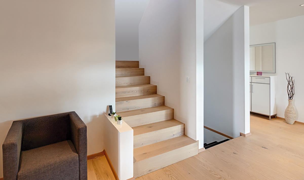 /files/dateien/H%C3%A4user/Kundenh%C3%A4user/Felderer/modernes-holzhaus-kubusstil-felderer-flur-treppenaufgang.jpg