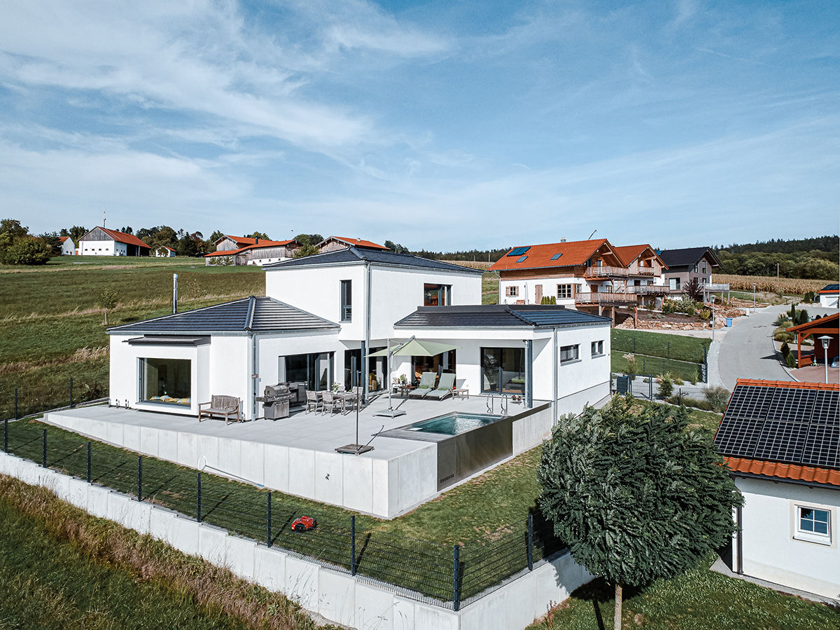 /files/dateien/H%C3%A4user/Kundenh%C3%A4user/Freilinger/holz-bungalow-bauhausstil-freilinger-pool-panoramaausblick-urbane-architektur.jpg