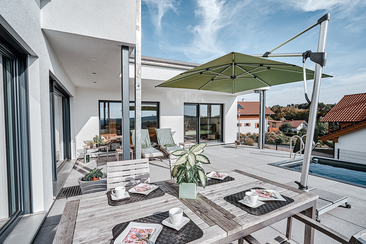 /files/dateien/H%C3%A4user/Kundenh%C3%A4user/Freilinger/holz-bungalow-freilinger-pool-terrasse-urban.jpg