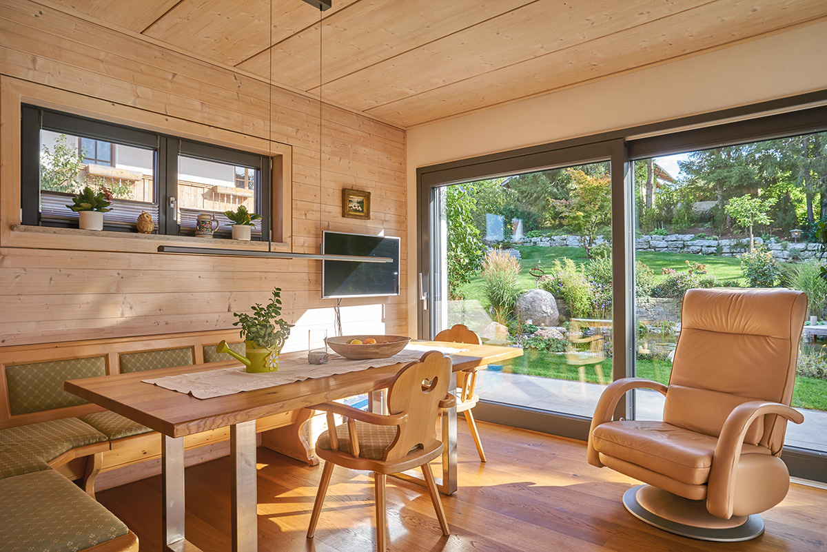 /files/dateien/H%C3%A4user/Kundenh%C3%A4user/Gr%C3%BCnwald/modernes-landhaus-gruenwald-essbereich-esszimmer-im-landhausstil.jpg