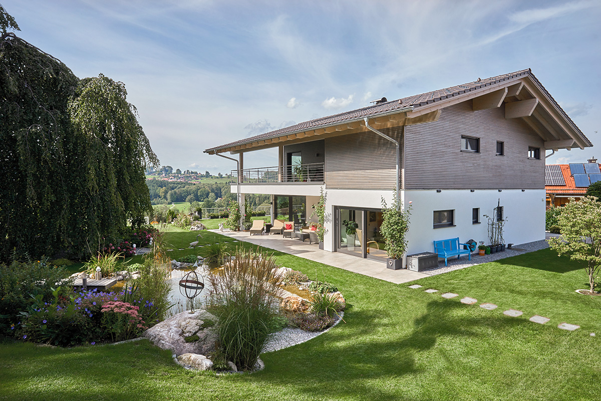 /files/dateien/H%C3%A4user/Kundenh%C3%A4user/Gr%C3%BCnwald/modernes-landhaus-gruenwald-holzhaus-gartenteich-terrasse-balkon.jpg