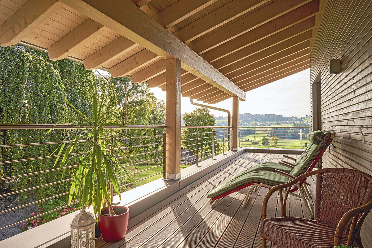 /files/dateien/H%C3%A4user/Kundenh%C3%A4user/Gr%C3%BCnwald/modernes-landhaus-gruenwald-umlaufender-balkon-sonnenliegen.jpg