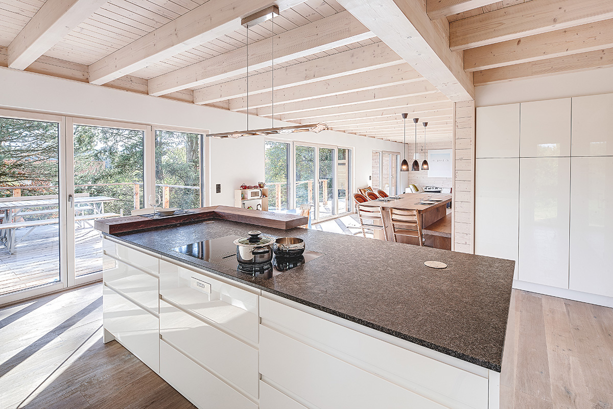 /files/dateien/H%C3%A4user/Kundenh%C3%A4user/Gusto/modernes-holzhaus-gusto-kueche-kuechenblock-granitarbeitsplatte-weisse-lackfronten.jpg