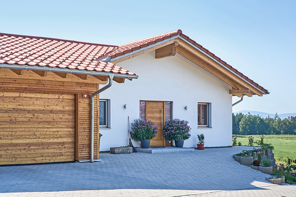/files/dateien/H%C3%A4user/Kundenh%C3%A4user/Hechter/holz-bungalow-lform-satteldach-hechter-eingangsbereich-zufahrt-garage.jpg