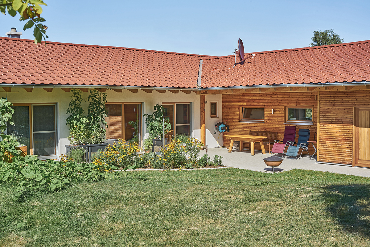 /files/dateien/H%C3%A4user/Kundenh%C3%A4user/Hechter/holz-bungalow-lform-satteldach-hechter-garten-terrasse.jpg