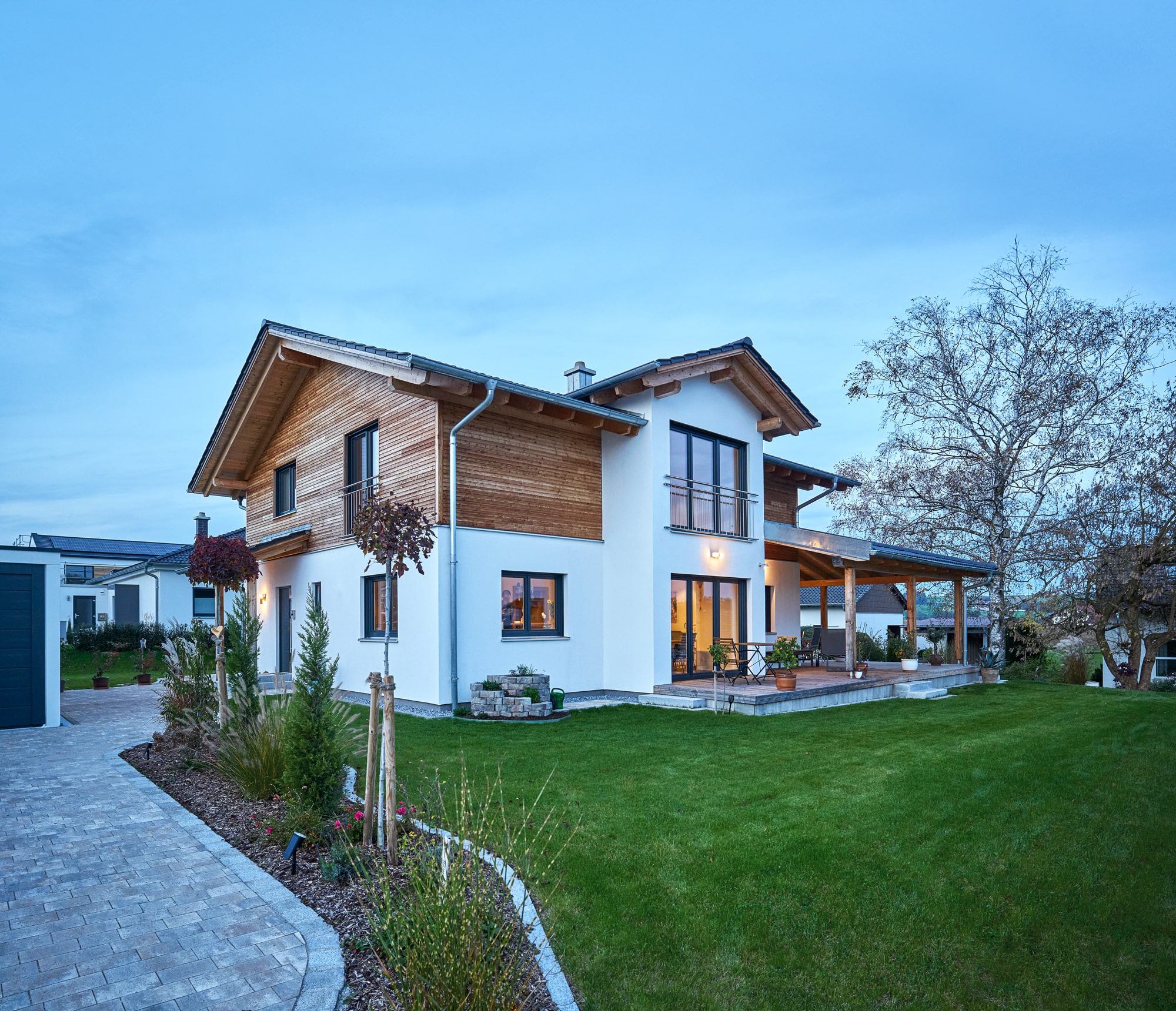 /files/dateien/H%C3%A4user/Kundenh%C3%A4user/Hirschfeld/headerbild-holzhaus-hirschfeld-laerchenfassade-putzfassade-mit-terrasse-und-garten.jpg