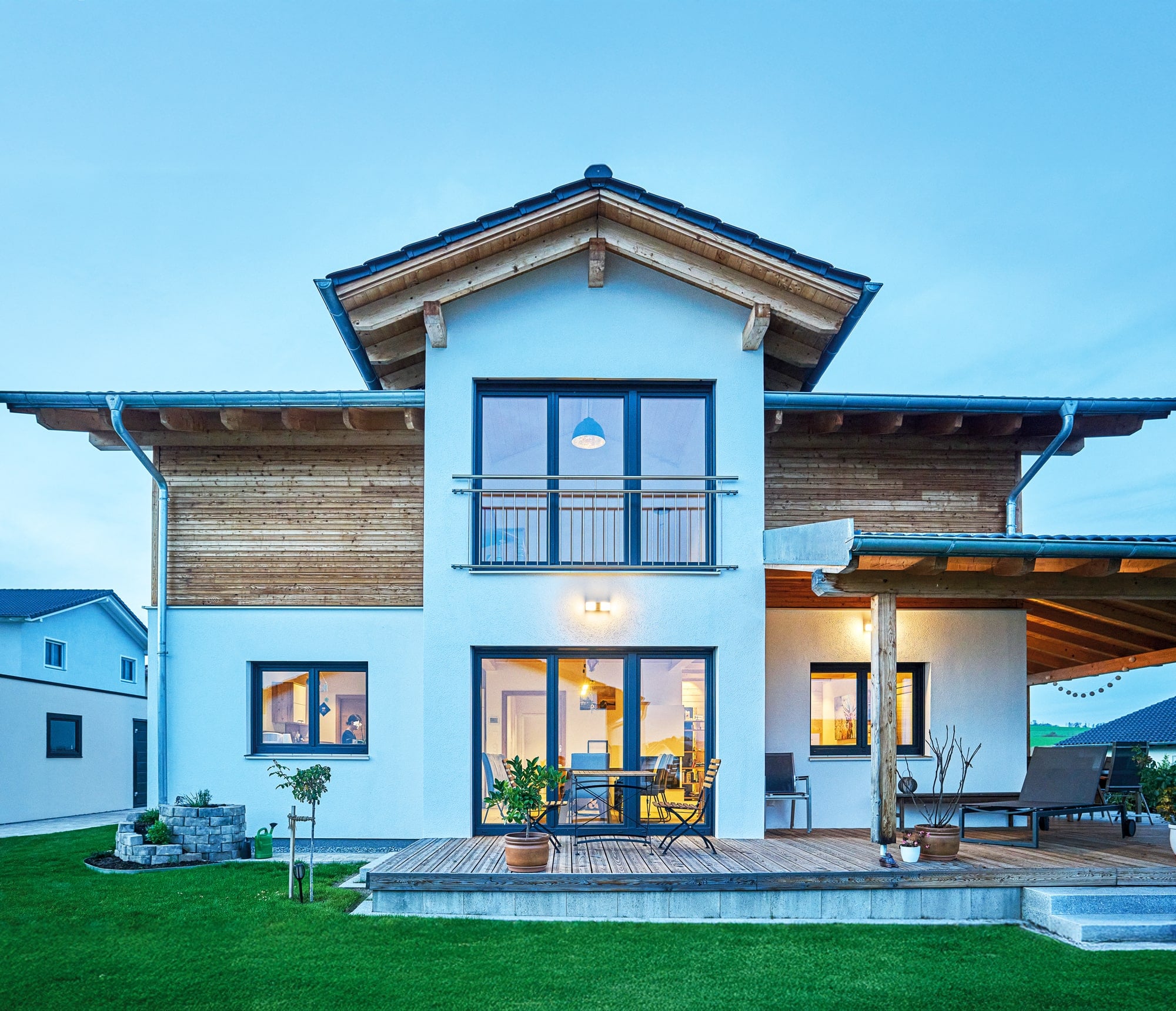/files/dateien/H%C3%A4user/Kundenh%C3%A4user/Hirschfeld/headerbild-holzhaus-hirschfeld-laerchenfassade-putzfassade-mit-terrasse.jpg