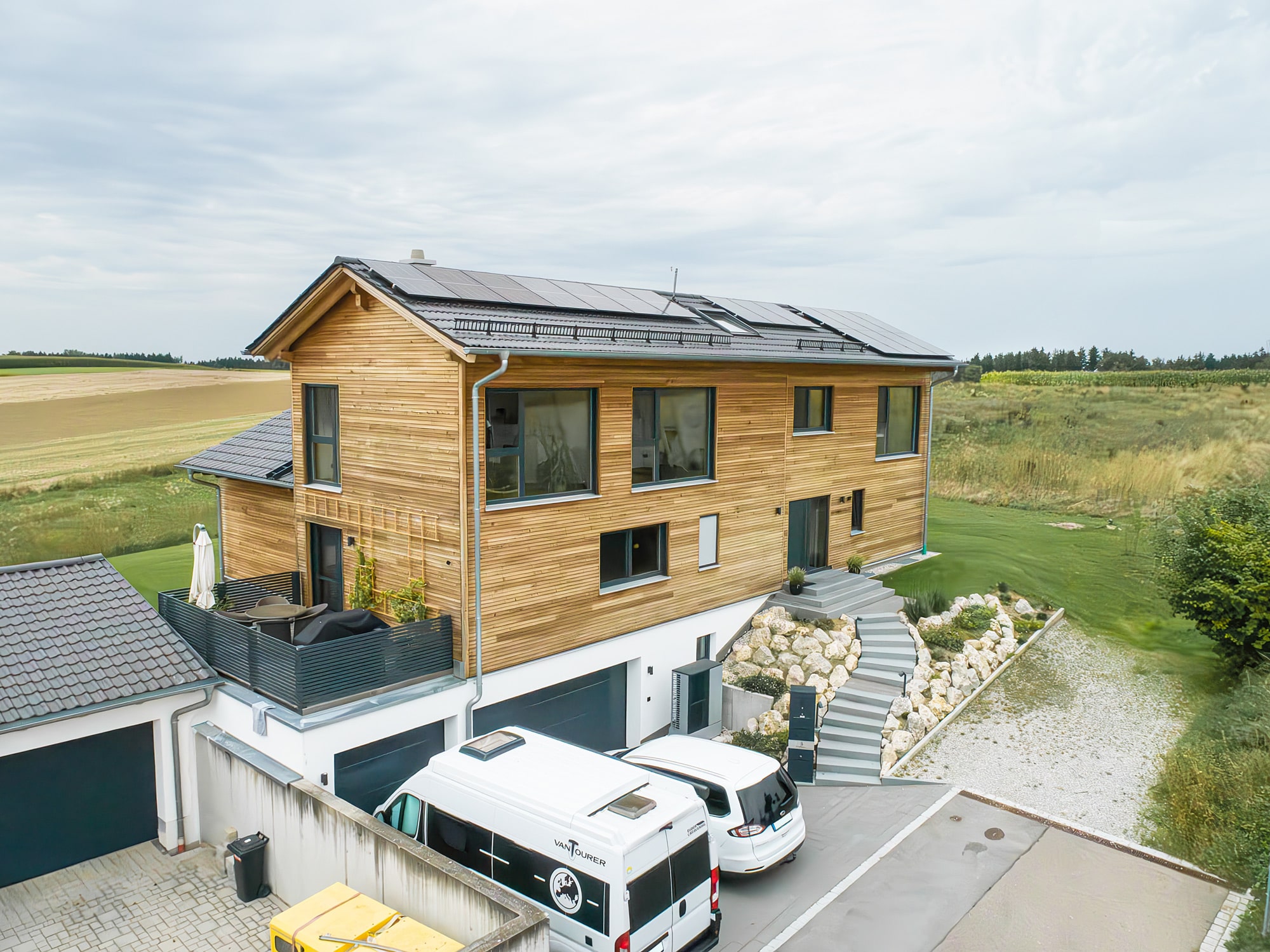 /files/dateien/H%C3%A4user/Kundenh%C3%A4user/Ingolstadt/Holzhaus-Ingolstadt_modern-L-Form-Massivholzfassade_Laerche_0067_2000-min.jpg