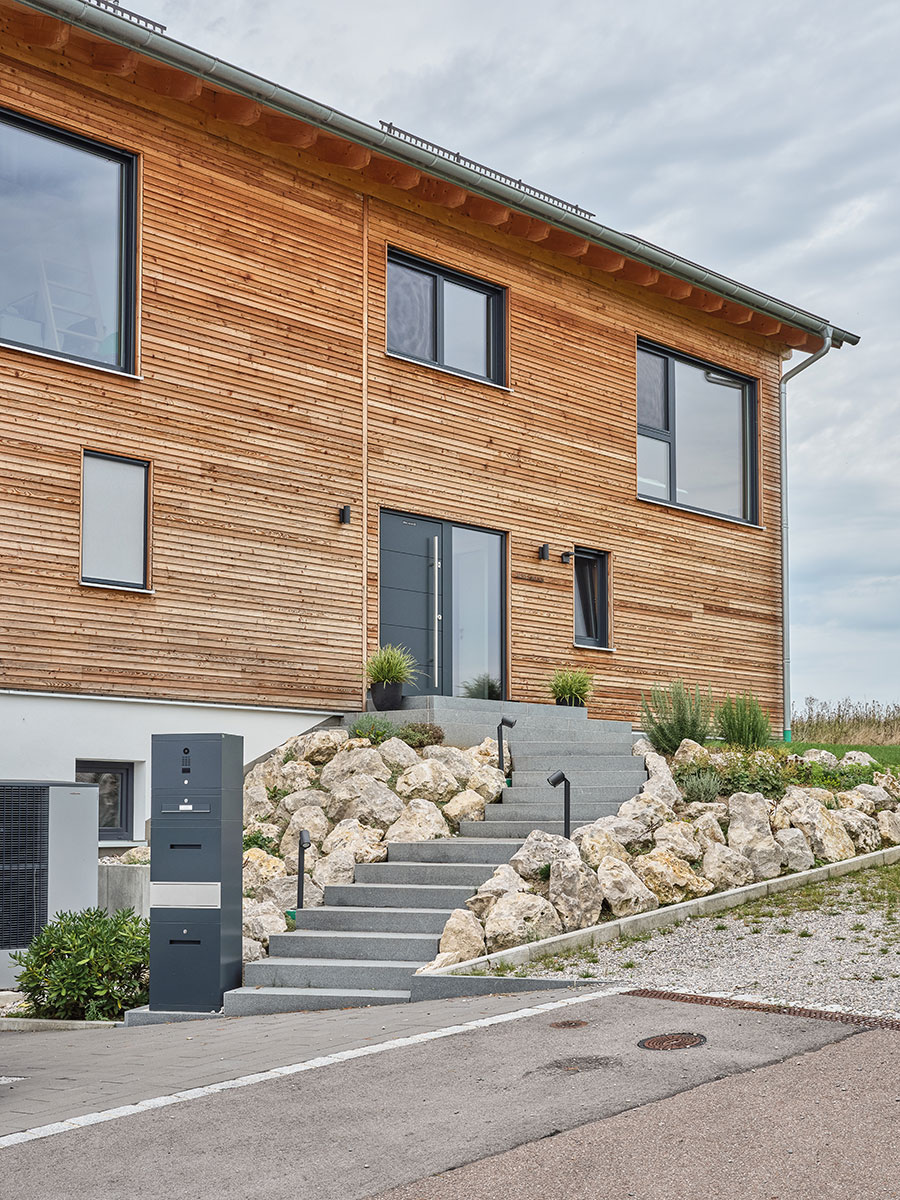 /files/dateien/H%C3%A4user/Kundenh%C3%A4user/Ingolstadt/Holzhaus-Ingolstadt_modern_Laerchenfassade_Massivholz_3-min.jpg