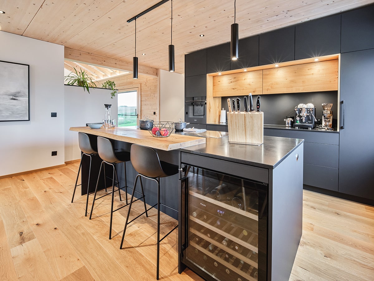 /files/dateien/H%C3%A4user/Kundenh%C3%A4user/Ingolstadt/Massivholzhaus-Ingolstadt_Kueche-schwarz_design_eiche_weinschrank_38-min.jpg