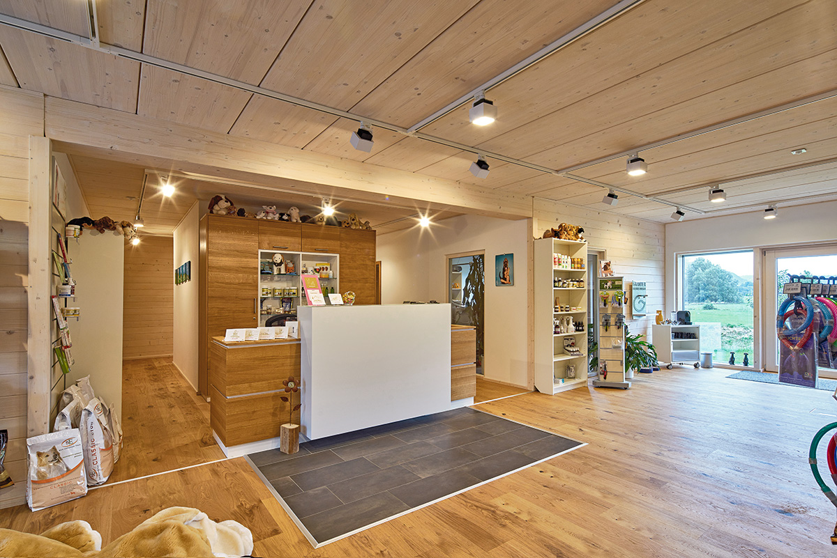 /files/dateien/H%C3%A4user/Kundenh%C3%A4user/Lerchenfeld/Galerie/gewerbebau-holz-tierheilpraxis-lerchenfeld-eingangsbereich.jpg