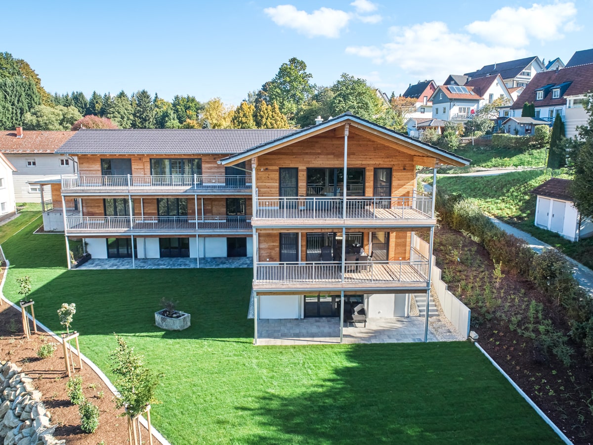 /files/dateien/H%C3%A4user/Kundenh%C3%A4user/Mehrfamilienhaus%20Beck%20mit%204%20Wohnungen/Besonderheiten/mehrfamilienhaus-aus%20holz-mit-4-wohnungen-balkon-terrasse-garten.jpg