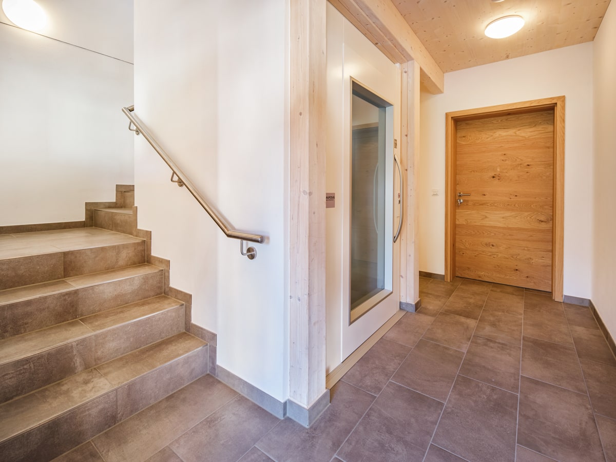 /files/dateien/H%C3%A4user/Kundenh%C3%A4user/Mehrfamilienhaus%20Beck%20mit%204%20Wohnungen/Detail-Slider/mehrfamilienhaus-holzhaus-4-wohnungen-treppenhaus-mit-aufzug-lift.jpg