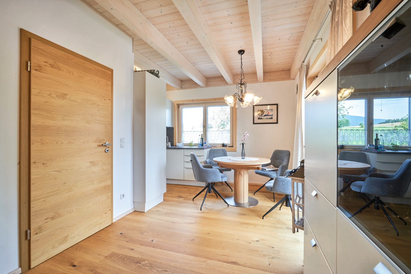 Behindertengerechtes Esszimmer mit extra-breiten Türen