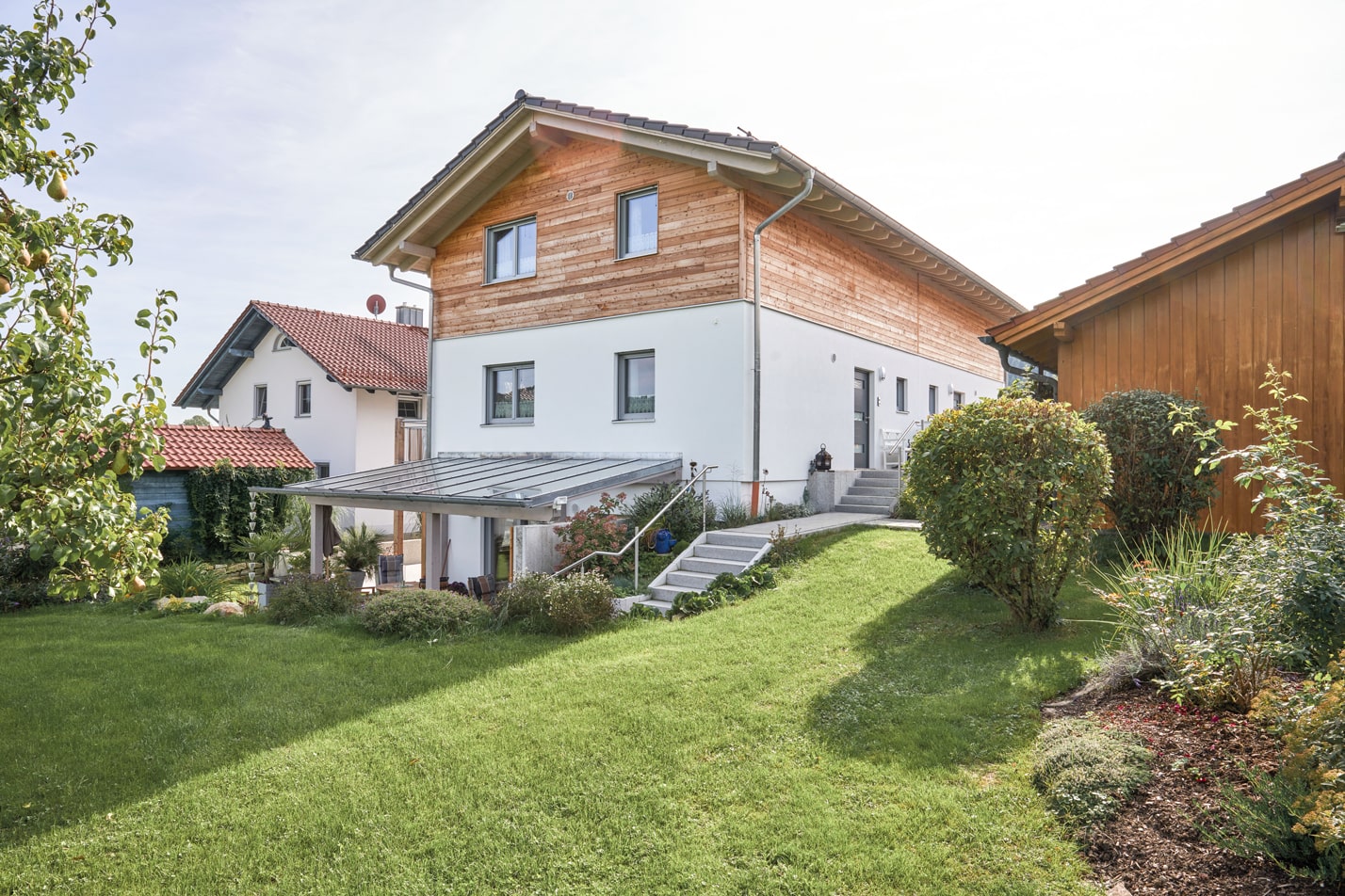 Mehrfamilienhaus mit separaten Eingängen und großem Garten