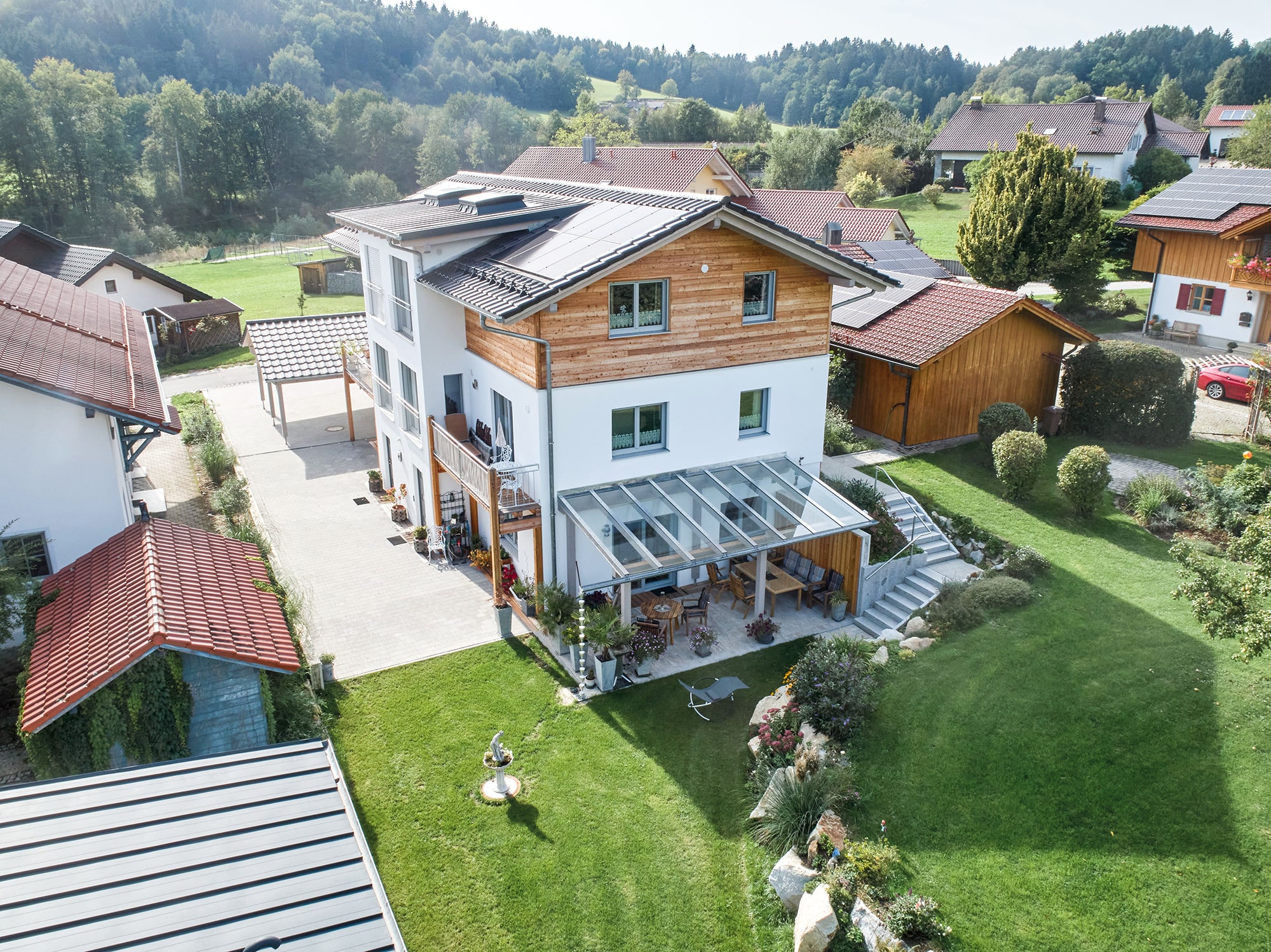 Mehrparteienhaus mit separaten Zugängen, Carport und großem Garten